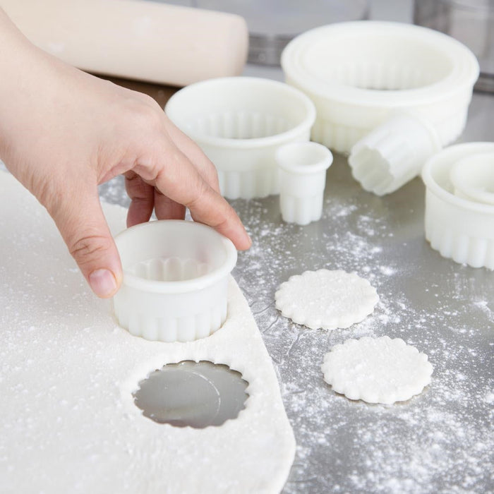 Vogue Serrated Round Pastry Cutters Nylon (Pack 9) Vogue